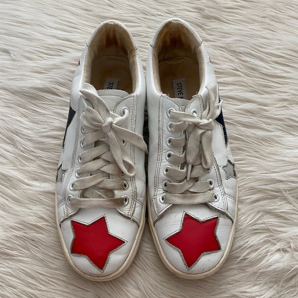 Steve Madden White Leather Blue Red Star Print 4th of July America Post Sneakers - Picture 2 of 11